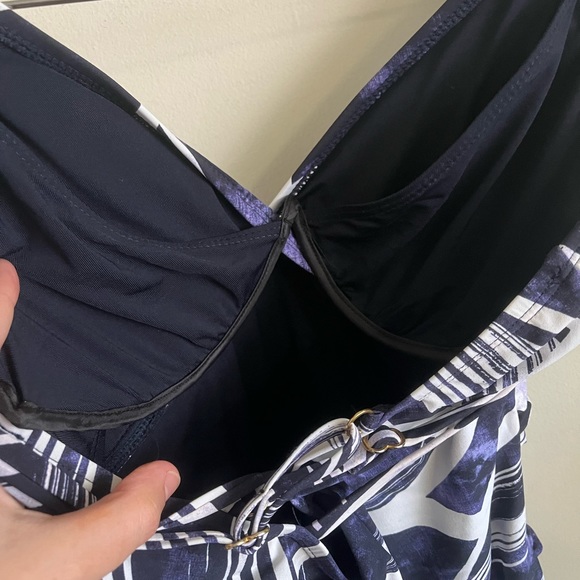 La Blanca Women's Underwire Cross Back One Piece Swimsuit US size 6 - Picture 4 of 8